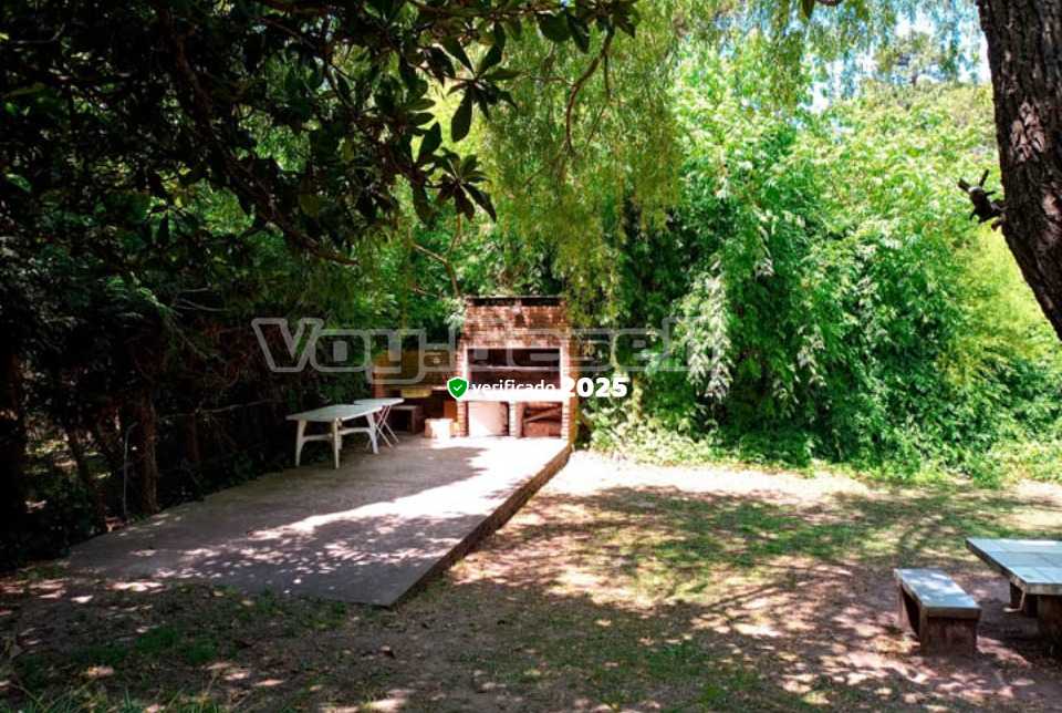 Alquilo Departamentos Complejo Lila en Villa Gesell zona   Zona verde con parrilla 