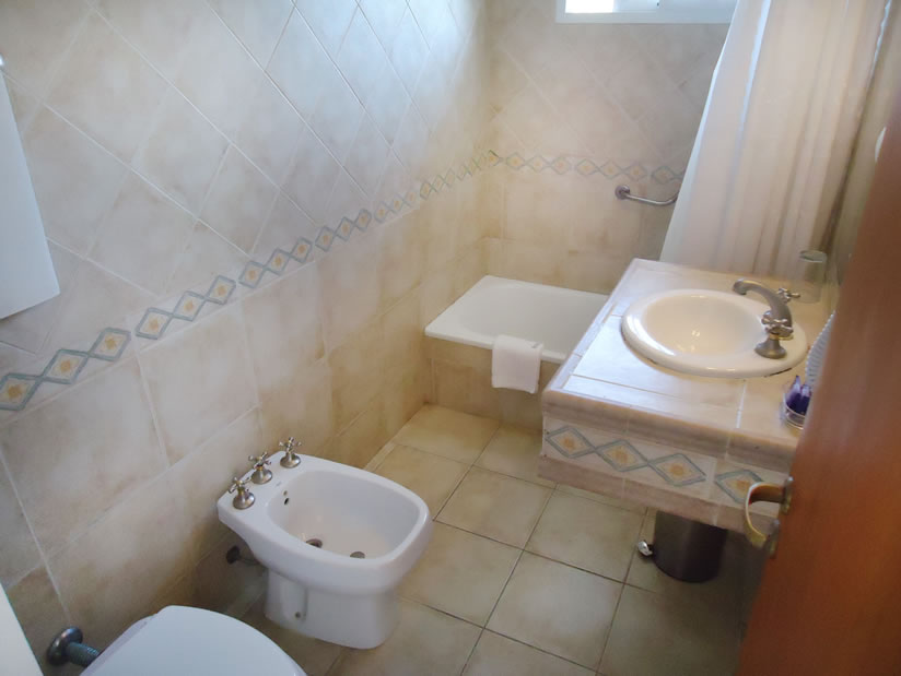 Alquilo Hotel Esturion Village en Villa Gesell zona  a 200 Mts de la Playa