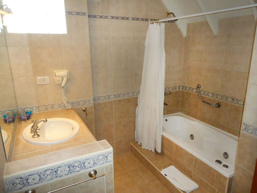 Alquilo Hotel Esturion Village en Villa Gesell zona  a 200 Mts de la Playa