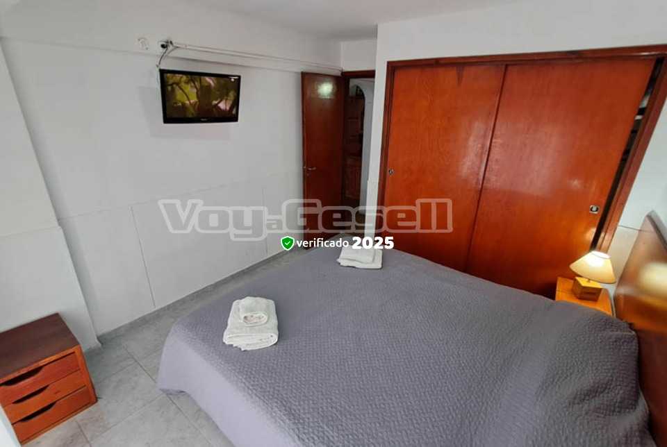 Alquilo Departamentos con Servicios Rosas Rojas en Villa Gesell zona  a 200 Mts de la Playa