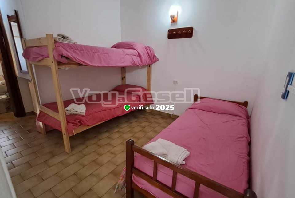 Alquilo Departamentos con Servicios Rosas Rojas en Villa Gesell zona  a 200 Mts de la Playa