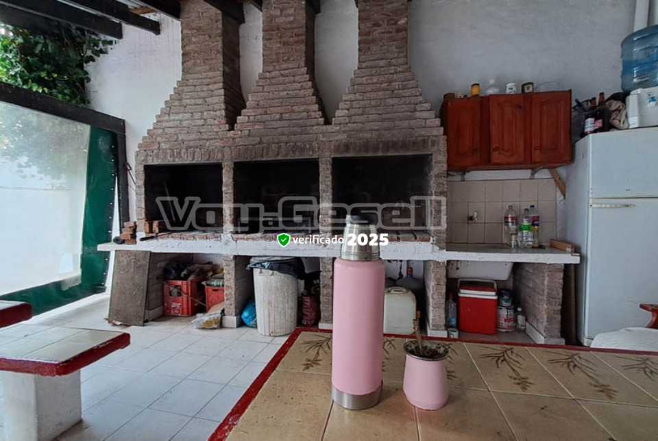 Alquilo Departamentos con Servicios Rosas Rojas en Villa Gesell zona  a 200 Mts de la Playa