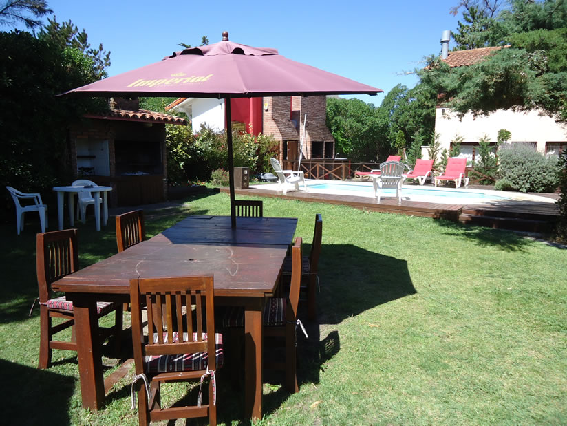 Alquilo Complejo de Cabañas Villa Olimpia en Villa Gesell zona  a 80 Mts de la Playa 