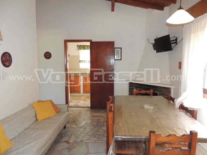 Alquilo Casa Casa Atilio en Villa Gesell zona Centro a 700 Mts de la Playa Living/Comedor con TV Led 32