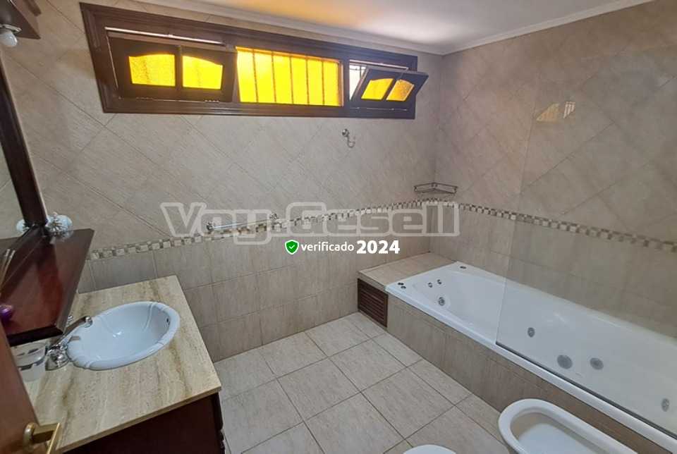 Alquilo Chalet Alegrina en Villa Gesell zona Centro a 800 mts de la Playa