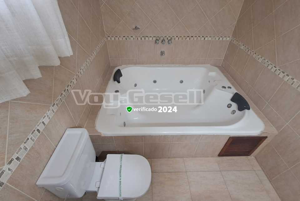 Alquilo Chalet Alegrina en Villa Gesell zona Centro a 800 mts de la Playa