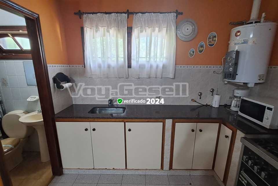 Alquilo Chalet Alegrina en Villa Gesell zona Centro a 800 mts de la Playa