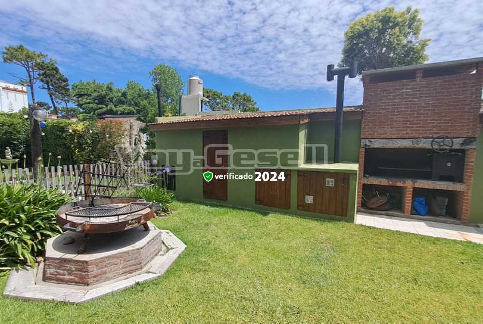 Alquilo Chalet Alegrina en Villa Gesell zona Centro a 800 mts de la Playa