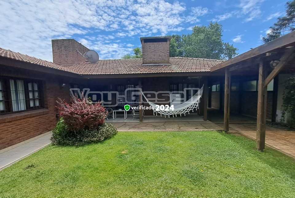 Alquilo Chalet Alegrina en Villa Gesell zona Centro a 800 mts de la Playa