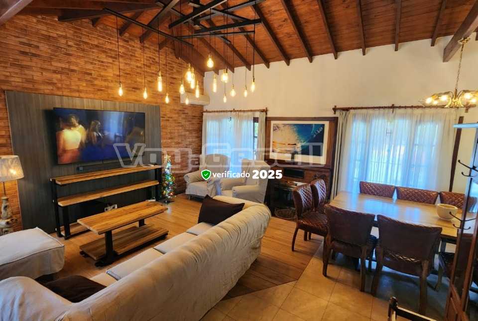 Alquilo Chalet Alegrina en Villa Gesell zona Centro a 800 mts de la Playa 