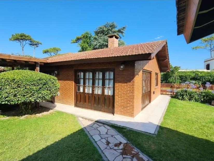 Alquilo Chalet Alegrina en Villa Gesell zona Centro a 800 mts de la Playa