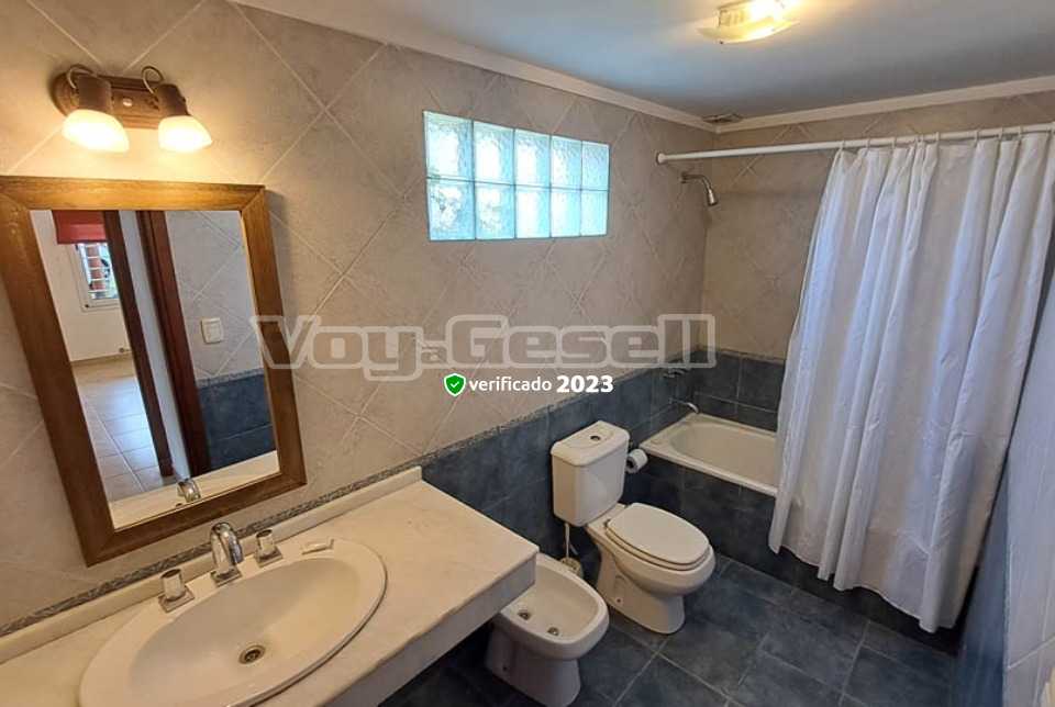 Alquilo Departamento Cuatro Estaciones en Villa Gesell zona Centro Comercial a 650 Mts de la Playa 