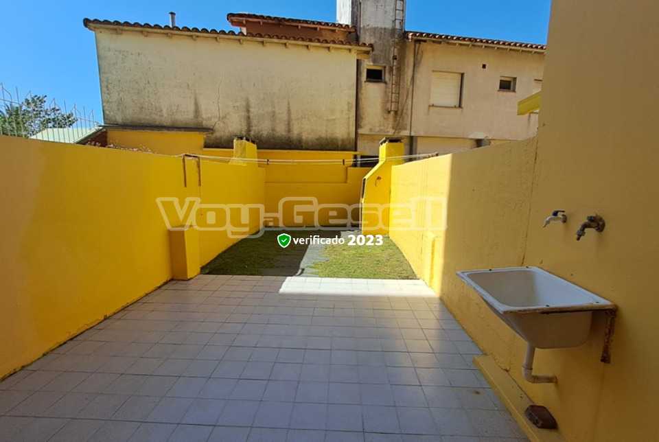 Alquilo Departamento Edificio Aruba en Villa Gesell zona Centro Comercial a 200 Mts de la Playa