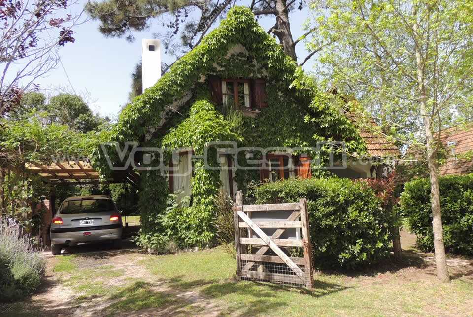 Alquilo Chalet Novoa en Villa Gesell zona Centro a 400 Mts de la Playa 