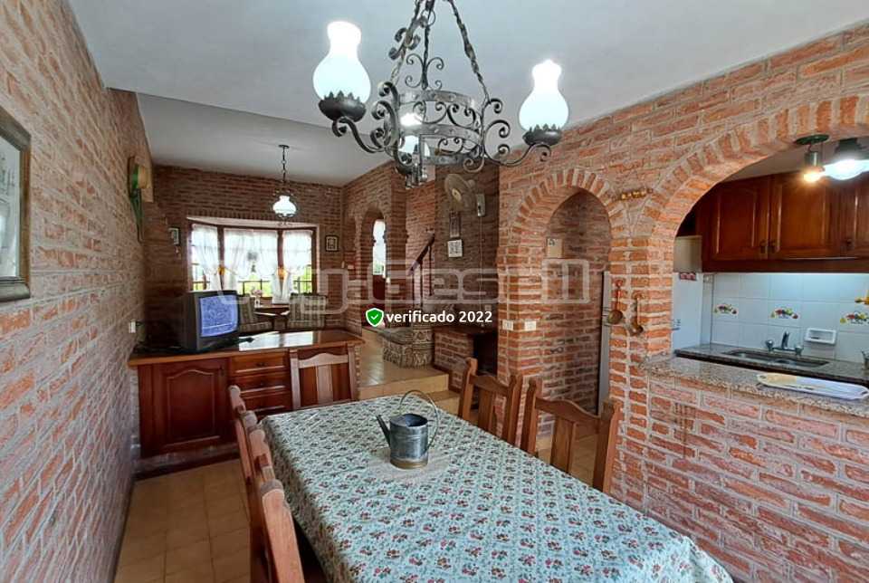 Alquilo Duplex Ricardo en Villa Gesell zona Centro  Amplio comedor con acceso al patio