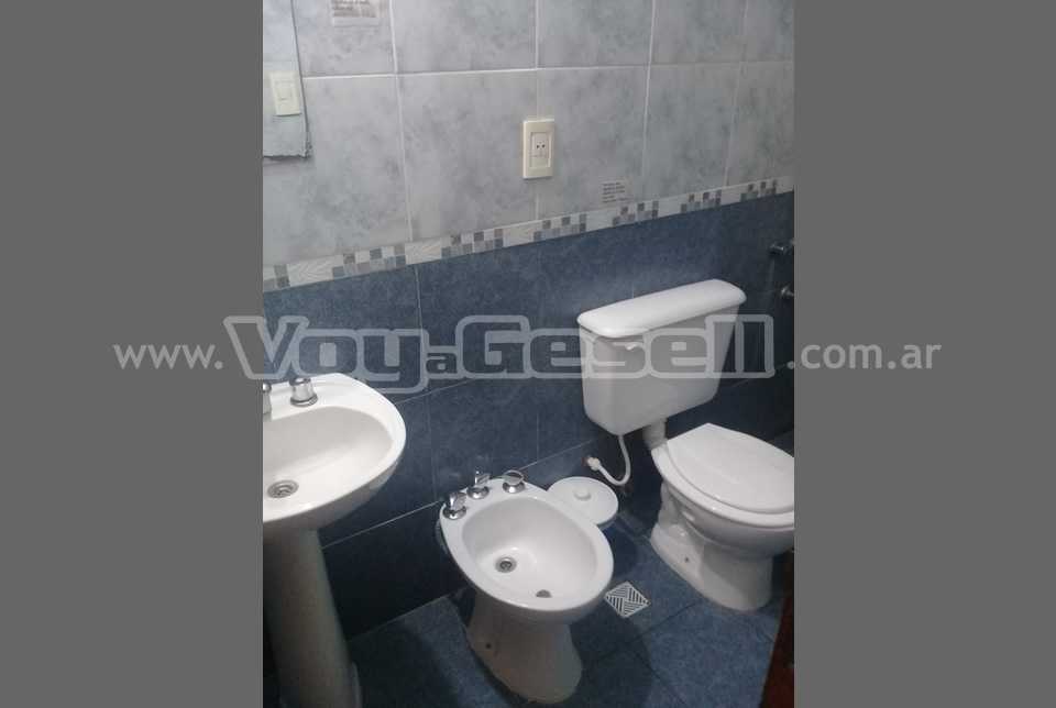 Alquilo Casa Albergue en Villa Gesell zona Centro Comercial a 500 Mts de la Playa 