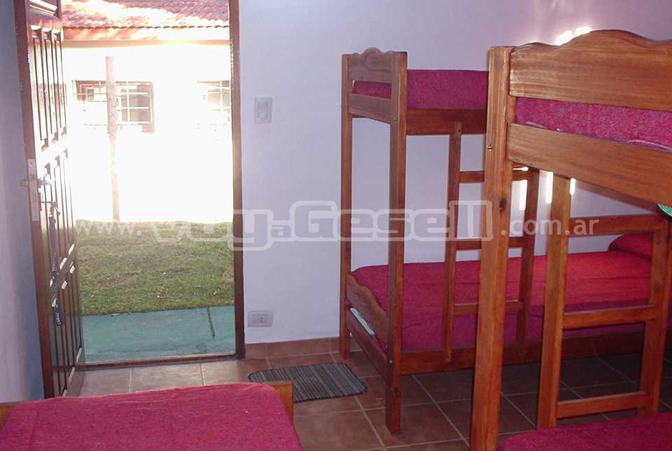 Alquilo Casa Albergue en Villa Gesell zona Centro Comercial a 500 Mts de la Playa 