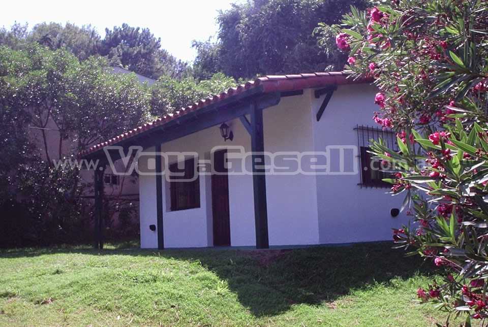 Alquilo Casa Albergue en Villa Gesell zona Centro Comercial a 500 Mts de la Playa