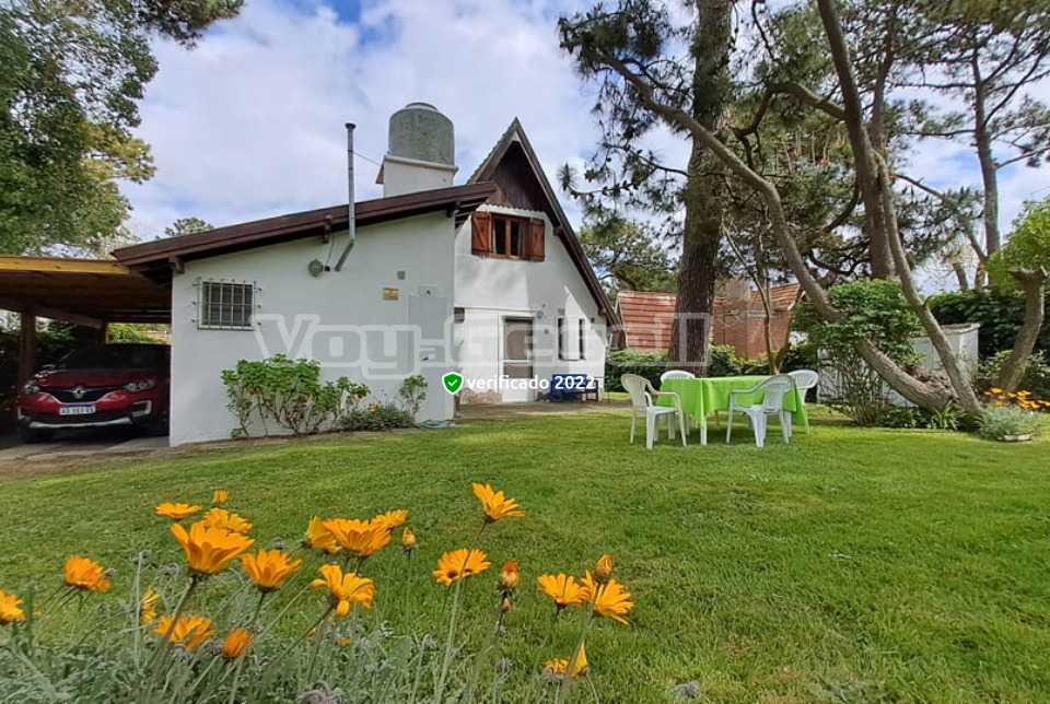 Alquilo Casa Alpino Blanco en Villa Gesell zona Centro a 500 Mts de la Playa Parque Fondo