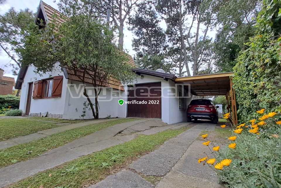 Alquilo Casa Alpino Blanco en Villa Gesell zona Centro a 500 Mts de la Playa Frente Lateral Derecho