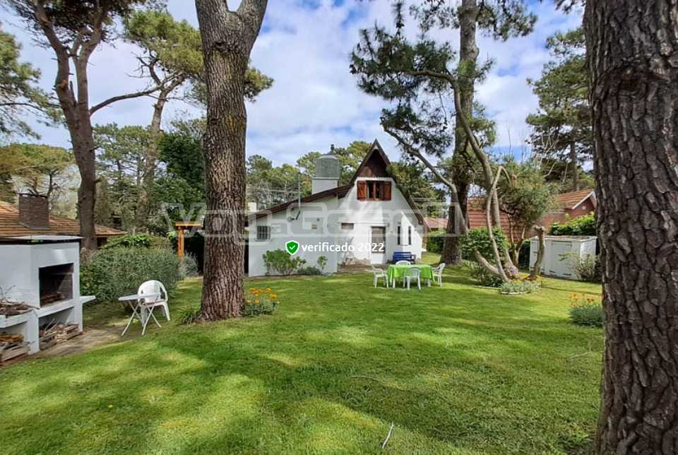 Alquilo Casa Alpino Blanco en Villa Gesell zona Centro a 500 Mts de la Playa Parque Fondo