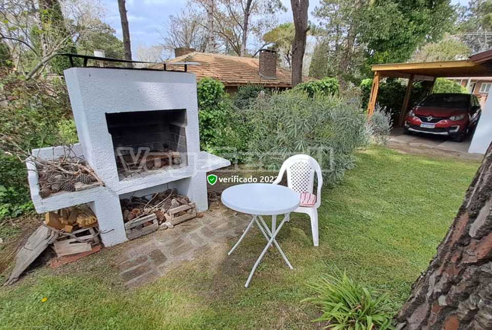 Alquilo Casa Alpino Blanco en Villa Gesell zona Centro a 500 Mts de la Playa Parrilla en el Parque