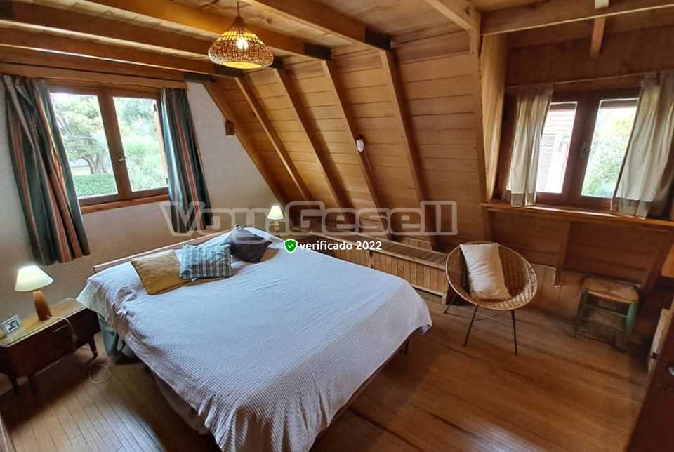 Alquilo Casa Alpino Blanco en Villa Gesell zona Centro a 500 Mts de la Playa