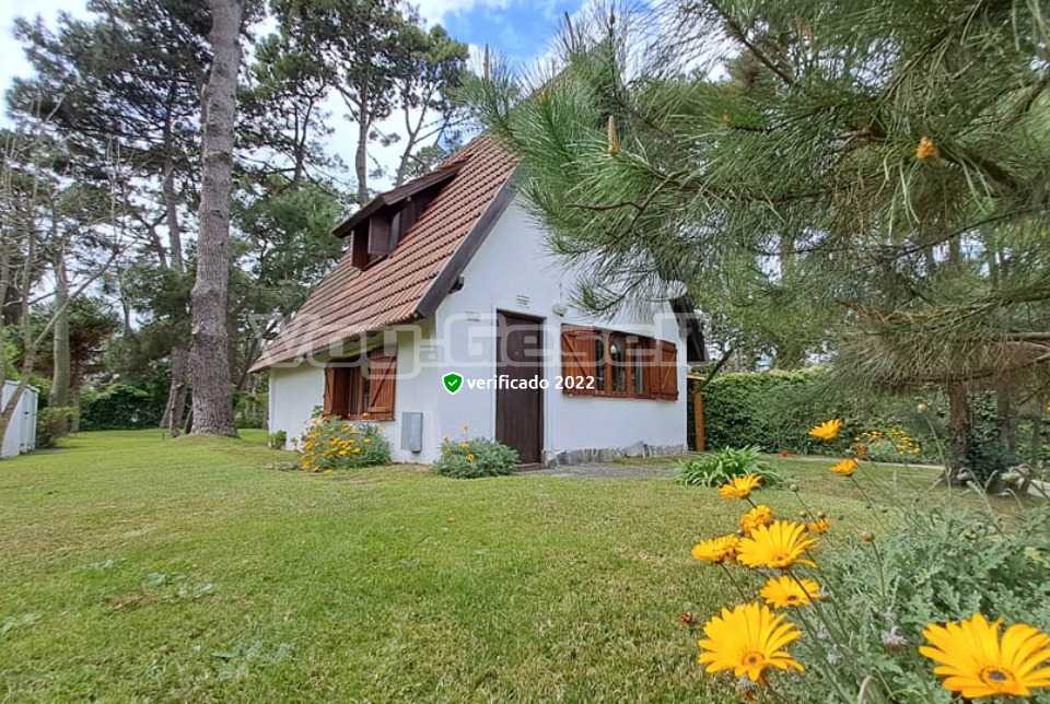 Alquilo Casa Alpino Blanco en Villa Gesell zona Centro a 500 Mts de la Playa Frente Lateral Izquierdo