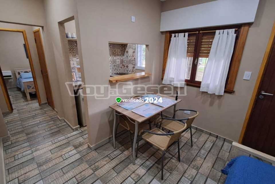 Alquilo Departamento Alta Mora en Villa Gesell zona Centro Comercial a 650 Mts de la Playa Sala de estar / Comedor