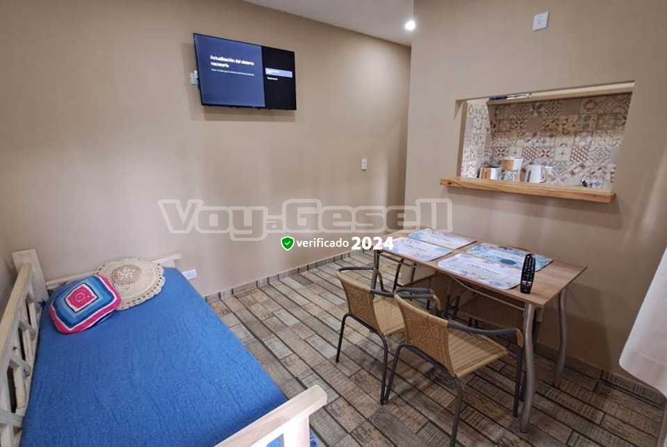 Alquilo Departamento Alta Mora en Villa Gesell zona Centro Comercial a 650 Mts de la Playa Sala de estar / Comedor