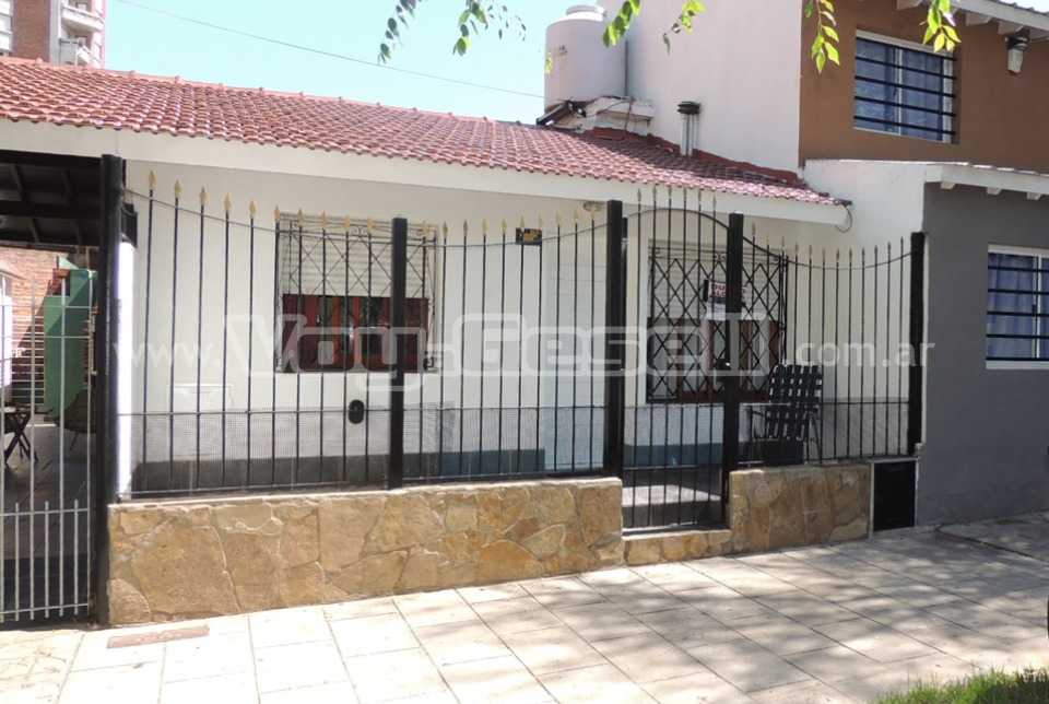 Anton: Casa en Villa Gesell zona Centro Comercial