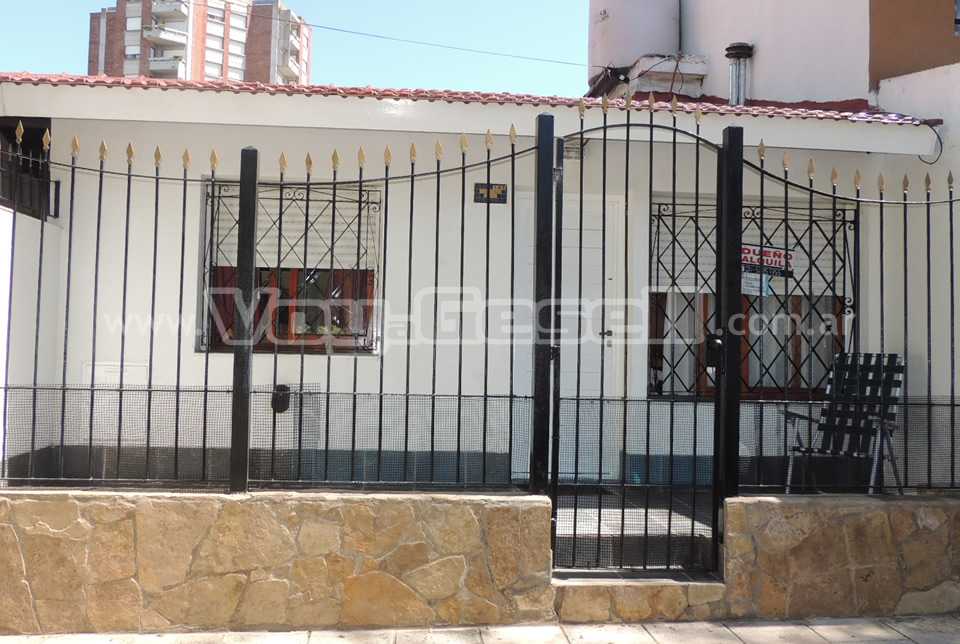 Alquilo Casa Anton en Villa Gesell zona Centro Comercial a 200 mts de la Playa 