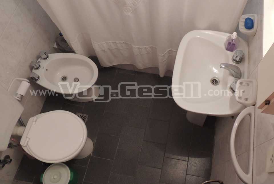 Alquilo Casa Anton en Villa Gesell zona Centro Comercial a 200 mts de la Playa