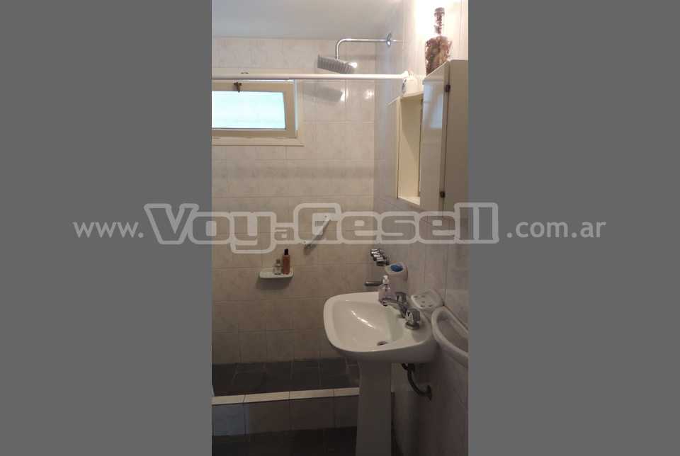 Alquilo Casa Anton en Villa Gesell zona Centro Comercial a 200 mts de la Playa