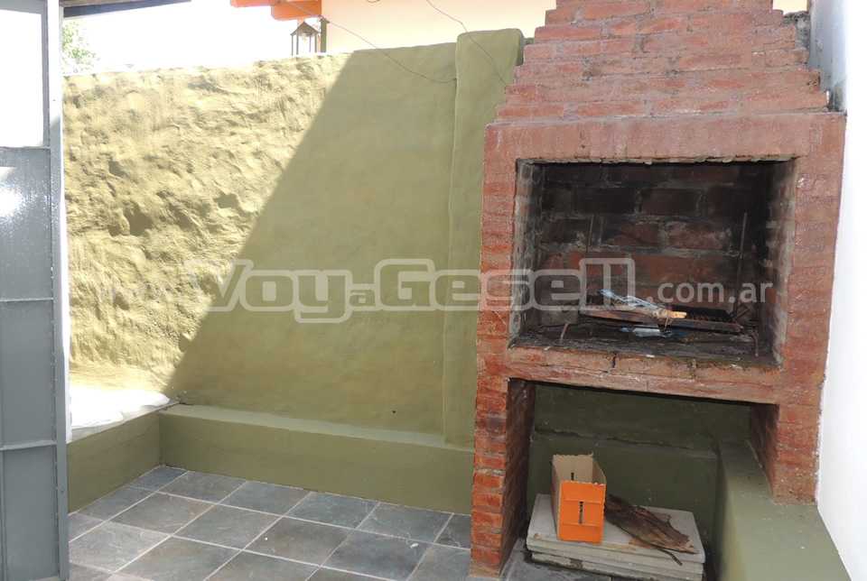 Alquilo Casa Anton en Villa Gesell zona Centro Comercial a 200 mts de la Playa