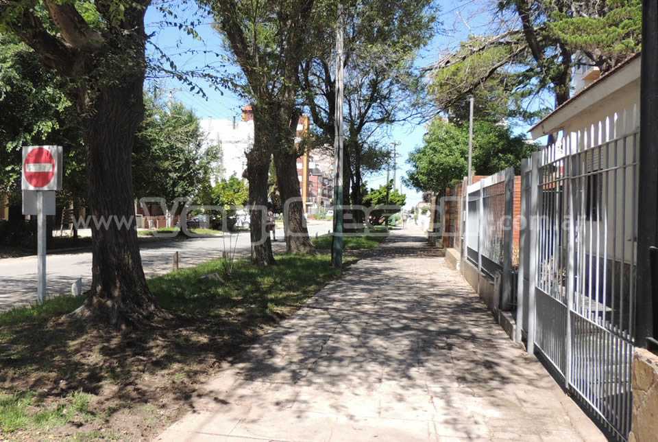 Alquilo Casa Anton en Villa Gesell zona Centro Comercial a 200 mts de la Playa