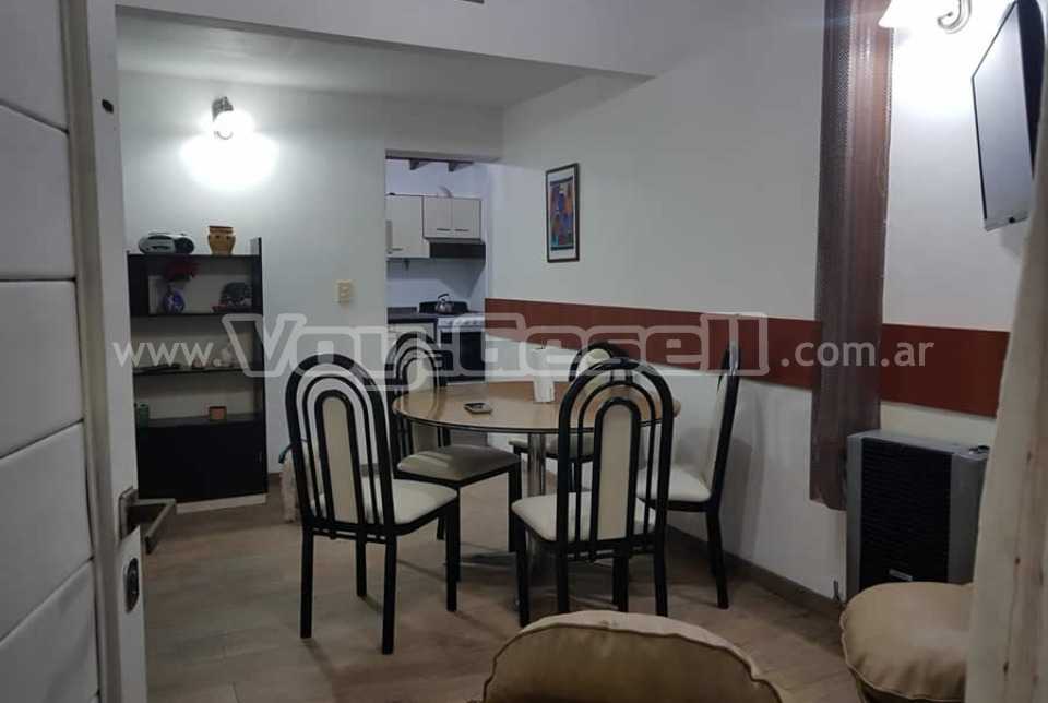 Alquilo Casa Anton en Villa Gesell zona Centro Comercial a 200 mts de la Playa 