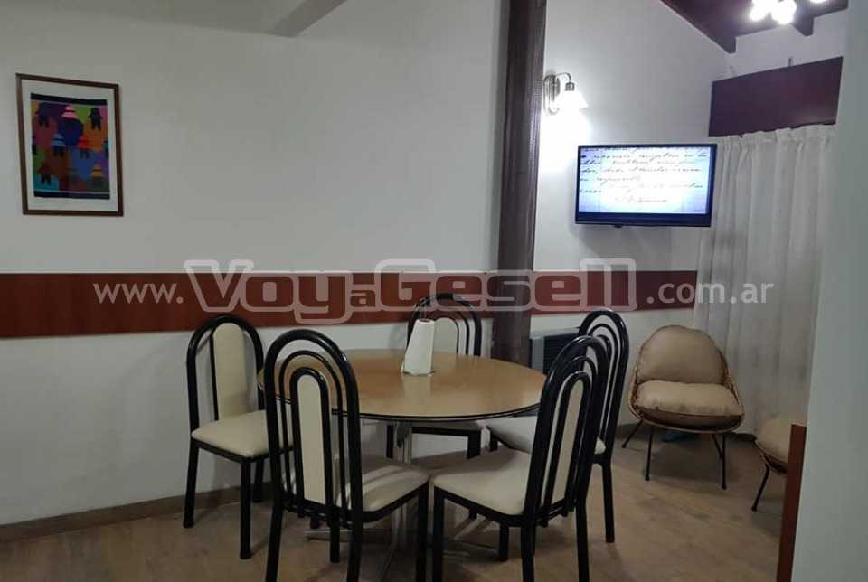 Alquilo Casa Anton en Villa Gesell zona Centro Comercial a 200 mts de la Playa 