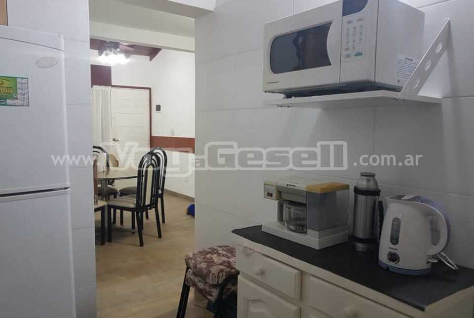 Alquilo Casa Anton en Villa Gesell zona Centro Comercial a 200 mts de la Playa 