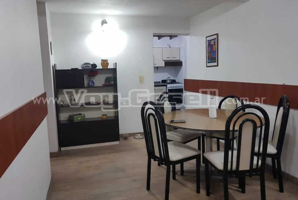 Alquilo Casa Anton en Villa Gesell zona Centro Comercial a 200 mts de la Playa 