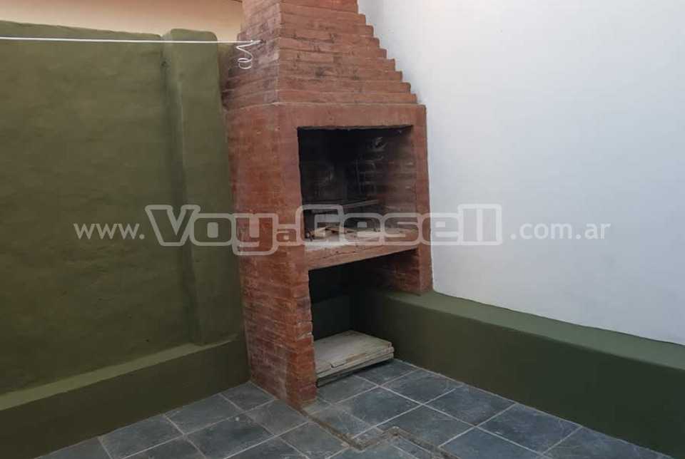 Alquilo Casa Anton en Villa Gesell zona Centro Comercial a 200 mts de la Playa