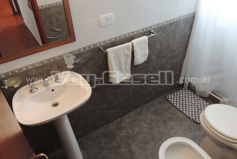 Alquilo Departamento Baron Playa 11A en Villa Gesell zona Centro Comercial a 50 mts de la Playa