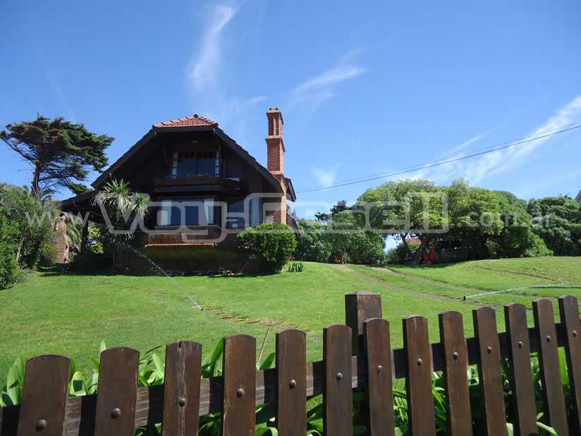 Alquilo Casa Bendita tu Luz en Villa Gesell zona Sur a 100 mts de la Playa 
