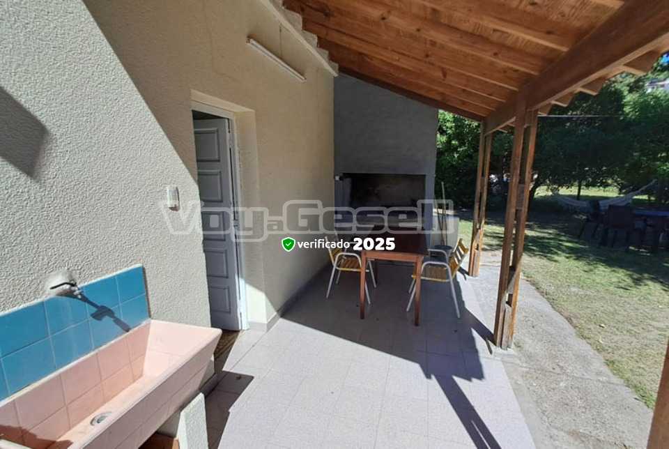 Alquilo Casa Casa 138 en Villa Gesell zona Sur a 260 Mts de la Playa 