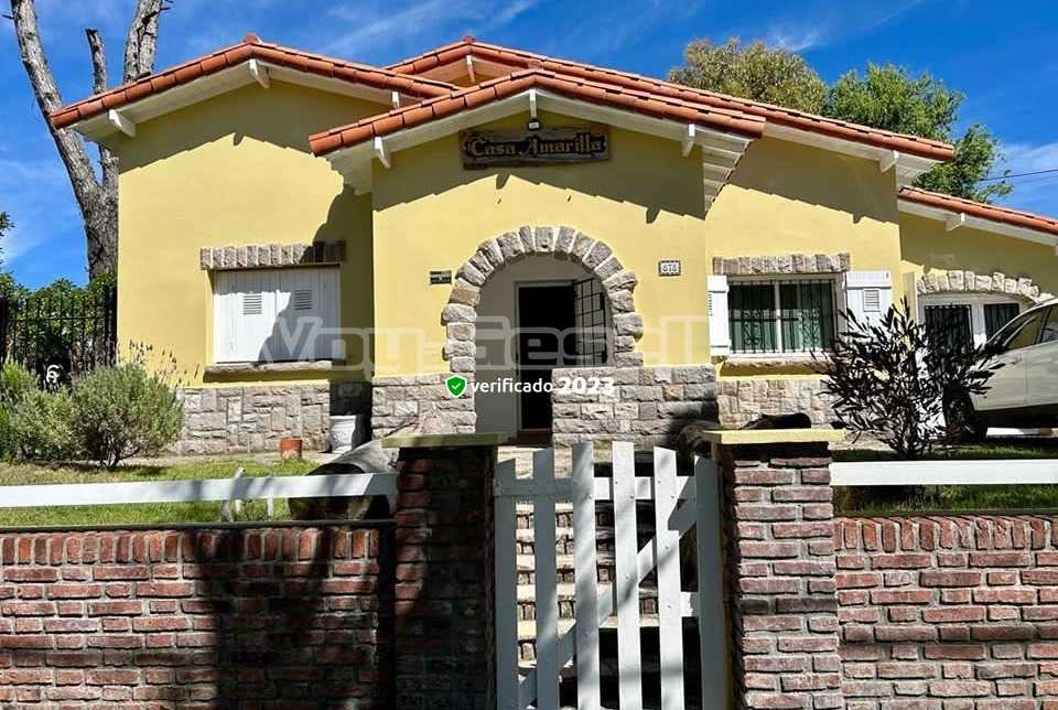 Alquilo Chalet La Casa Amarilla en Villa Gesell zona Centro Comercial a 200 Mts de la Playa 