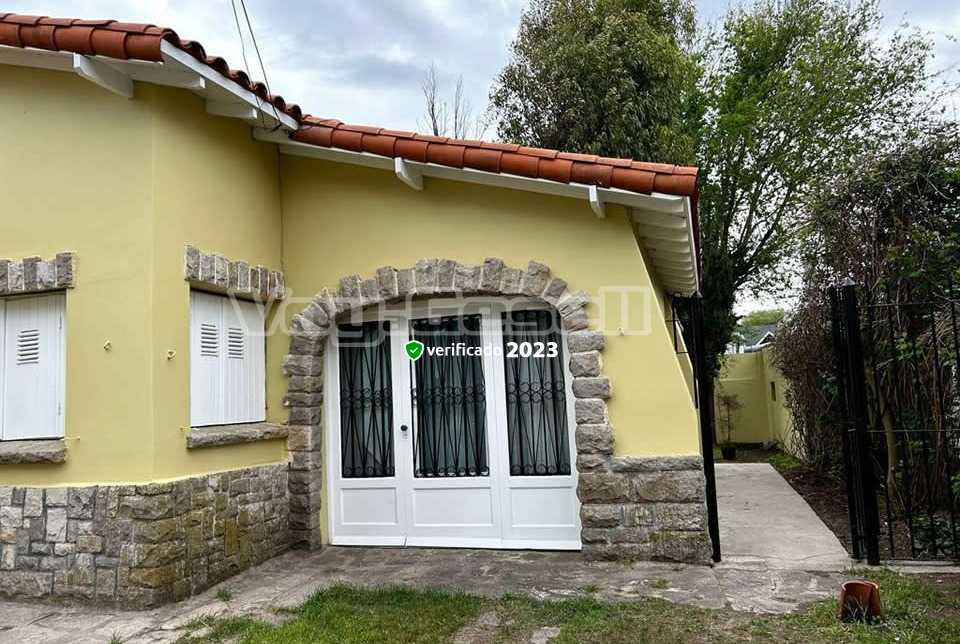 Alquilo Chalet La Casa Amarilla en Villa Gesell zona Centro Comercial a 200 Mts de la Playa