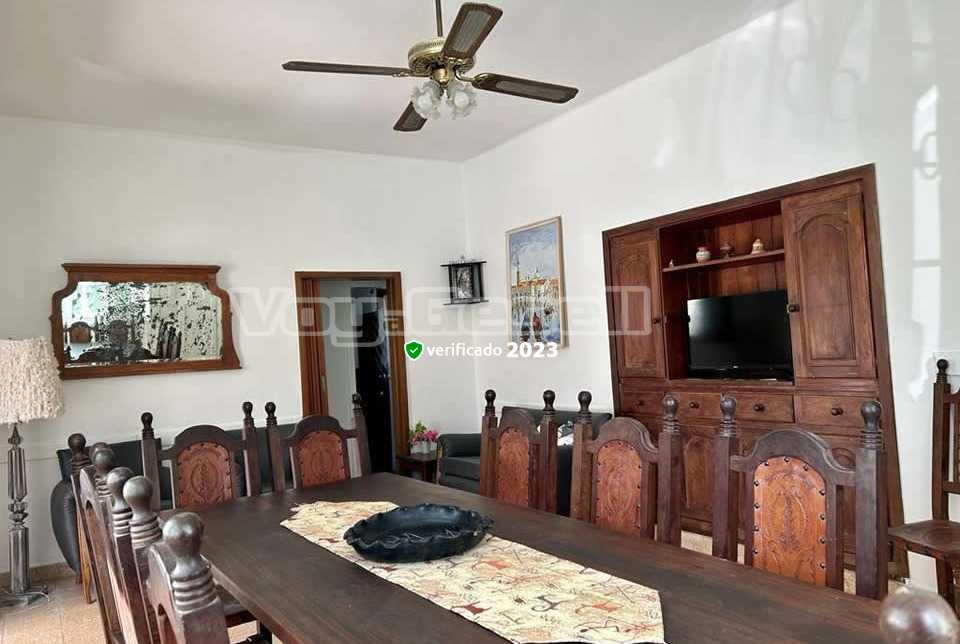 Alquilo Chalet La Casa Amarilla en Villa Gesell zona Centro Comercial a 200 Mts de la Playa 