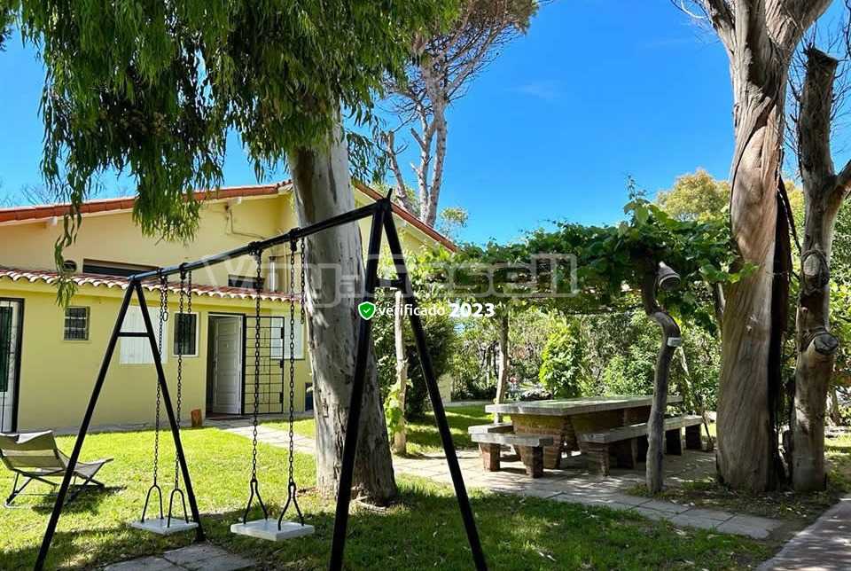 Alquilo Chalet La Casa Amarilla en Villa Gesell zona Centro Comercial a 200 Mts de la Playa