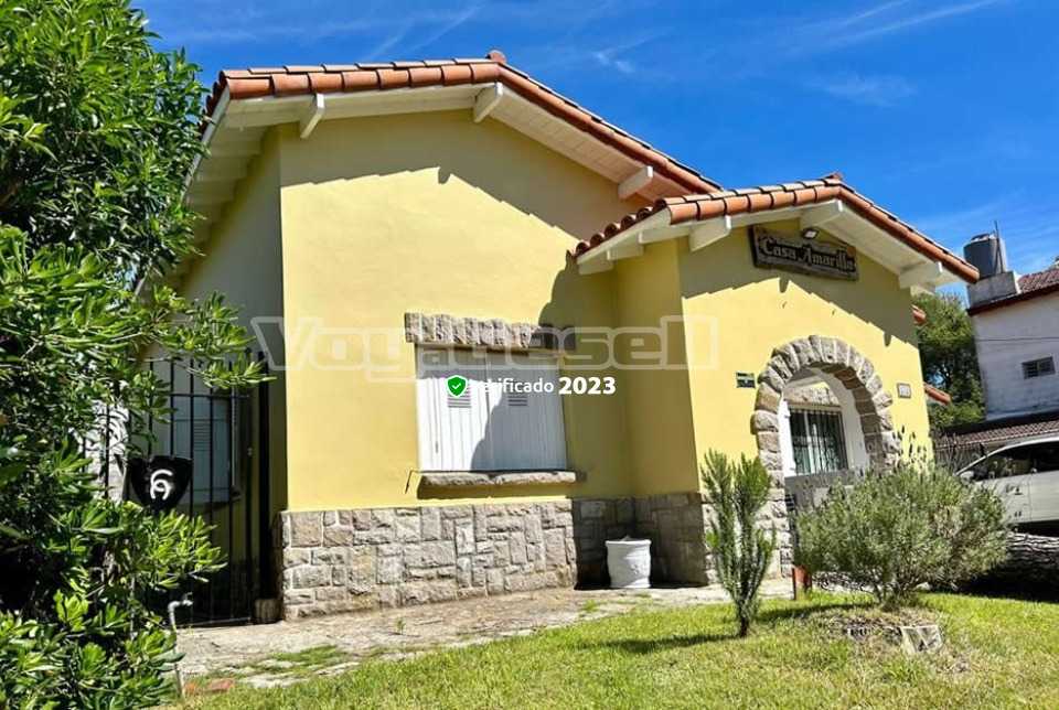 Alquilo Chalet La Casa Amarilla en Villa Gesell zona Centro Comercial a 200 Mts de la Playa 