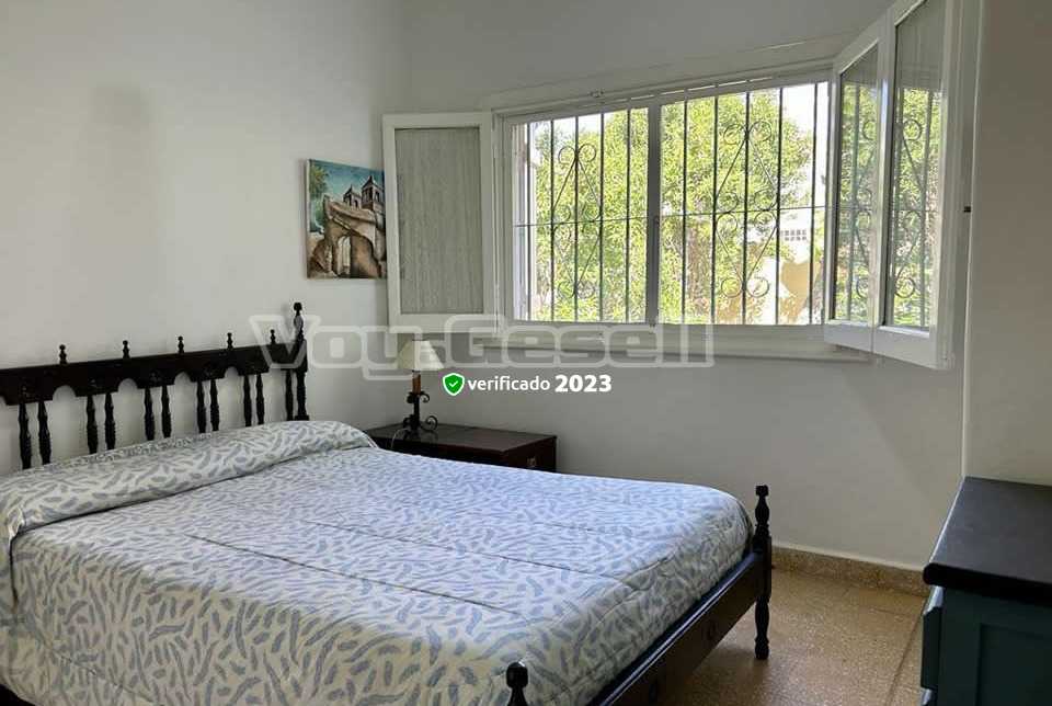 Alquilo Chalet La Casa Amarilla en Villa Gesell zona Centro Comercial a 200 Mts de la Playa 